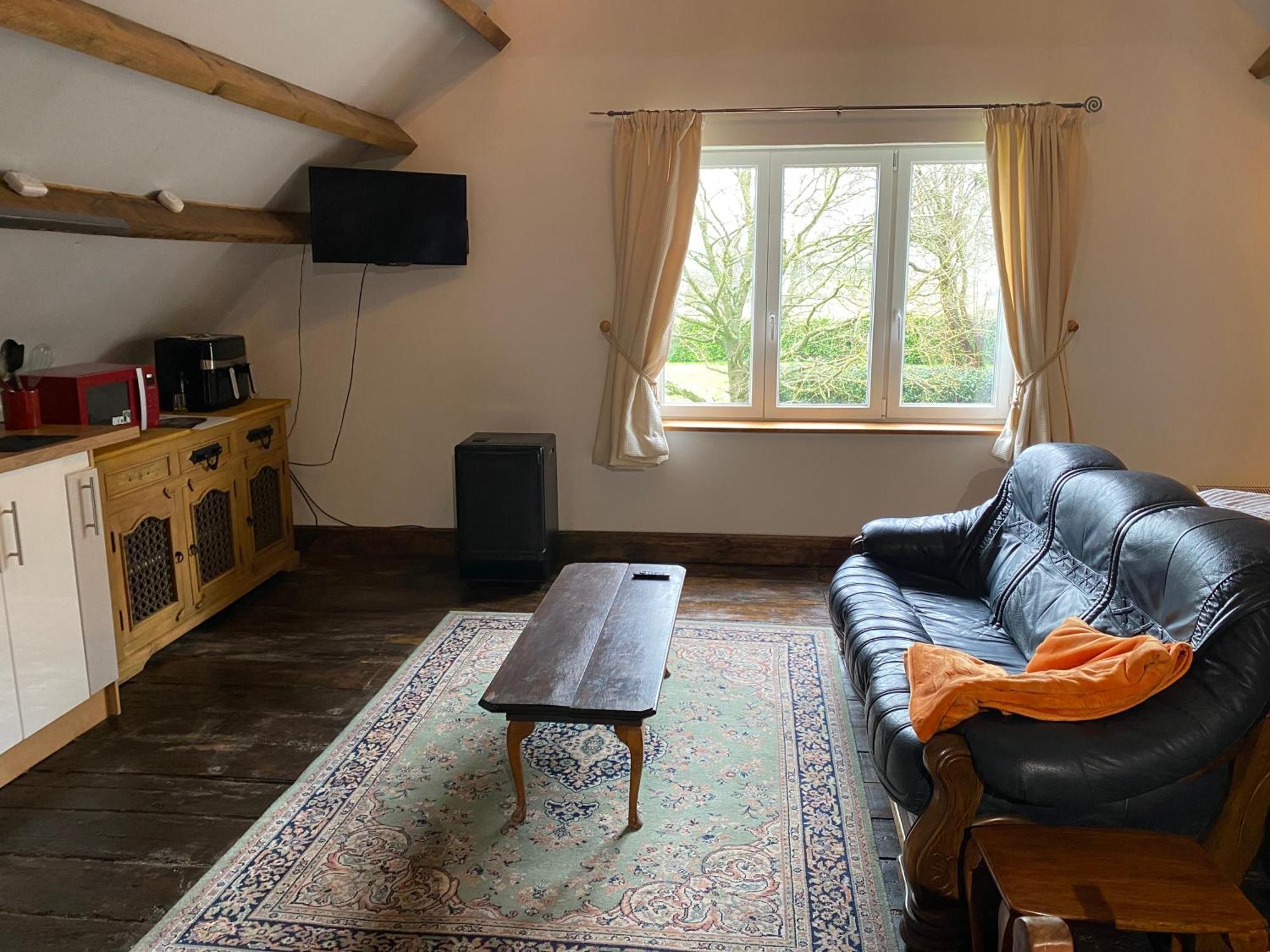 Spacious, Rustic Studio Space For 2 Persons Saint-Cyr-du-Bailleul Екстер'єр фото